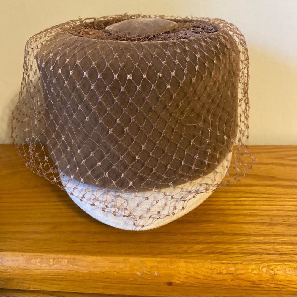 Vintage 1950’s Jane Morgan Brown Pill Hat With Veil